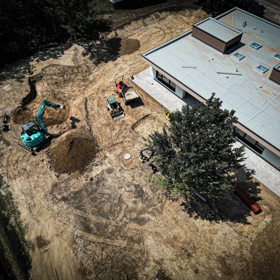 Bild enthält, Architecture, Building, Outdoors, Plant, Tree, Nature, Grass, Lawn, Lawn Mower, Tool