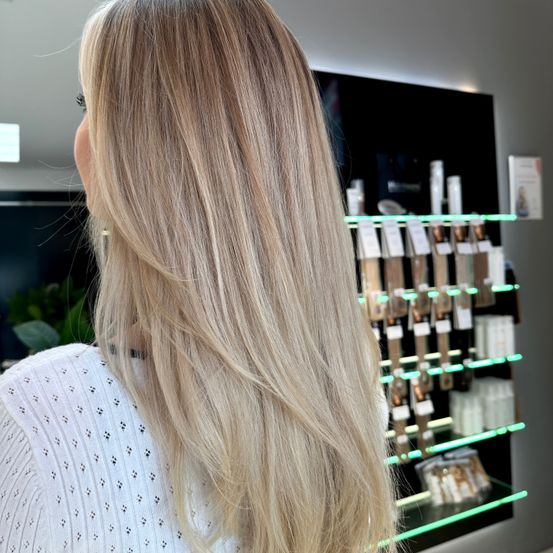 Bild enthält, Blonde, Hair, Person, Adult, Female, Woman, Shelf, Head, Face