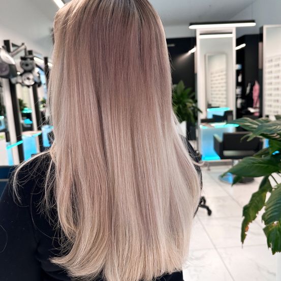 Bild enthält, Hair, Person, Blonde, Adult, Female, Woman, Chair, Furniture, Head