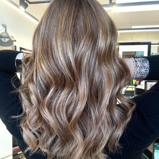 Bild enthält, Hair, Person, Highlighted Hair, Adult, Female, Woman, Brown Hair