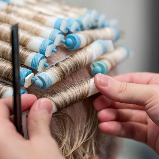Bild enthält, Body Part, Finger, Hand, Person, Medication, Pill, Hairdresser