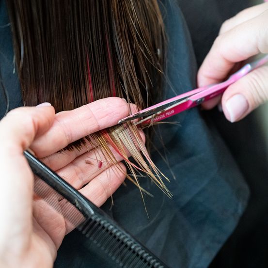 Bild enthält, Hairdresser, Person, Haircut