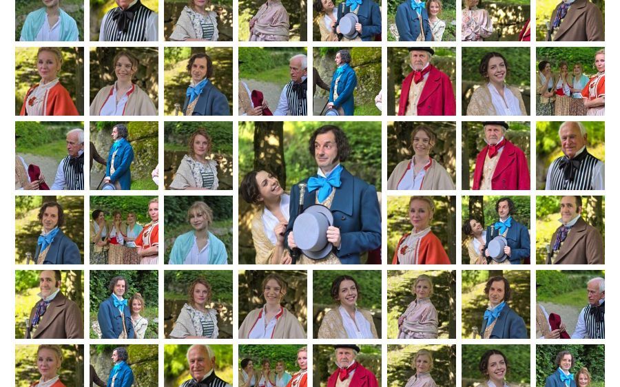 Eine Collage aus 36 Porträts von Personen in historischer Kleidung, möglicherweise aus einer Theaterproduktion, in einem Rastermuster angeordnet.