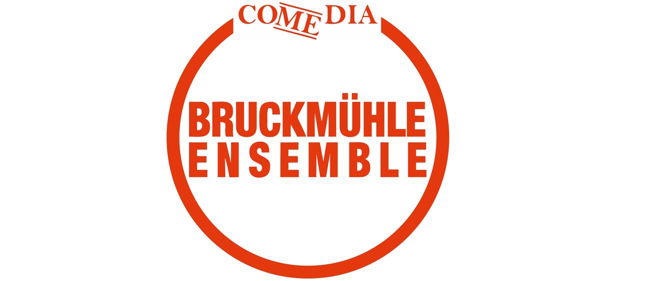 Ein rundes Logo für ComeDia Bruckmöhle Ensemble. Das Wort 'COMEDIA' steht oben in Rot und 'BRUCKMÖHLE ENSEMBLE' steht darunter in großen roten Buchstaben.
