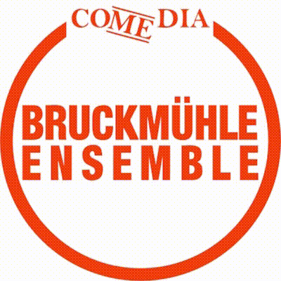 Das Bild zeigt ein kreisförmiges Logo mit den Worten 'COMEDIA DIA BRUCKMUHLE ENSEMBLE' in Rot auf weißem Hintergrund. Das Logo ist in einem kreisförmigen Design mit rotem Rand gestaltet.