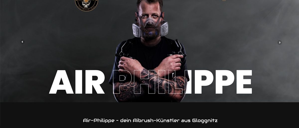 Ein Mann mit Tattoos und einer Maske posiert mit Airbrush-Pistolen. Über ihm stehen die Worte 'AIR PHILIPP' in weiß. Unten steht 'Air-Philippe - dein Airbrush-Künstler aus Glognitz'.