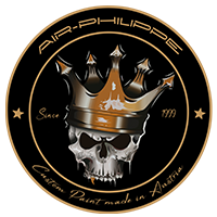 Eine goldene Krone sitzt auf einem Schädel, umgeben von den Worten 'AIR PHILIPPE'. Sterne schmücken die Ecken, und 'Seit 1975' steht über dem Schädel, mit 'Custom Paint made in Austria' darunter.