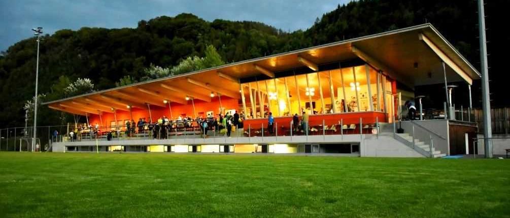 Bild enthält, Grass, Building, Field, Person, People, Lawn