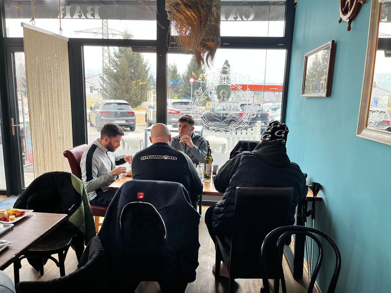 Bild enthält, Indoors, Restaurant, Cafeteria, Cafe, Adult, Male, Man, Person, Female, Woman