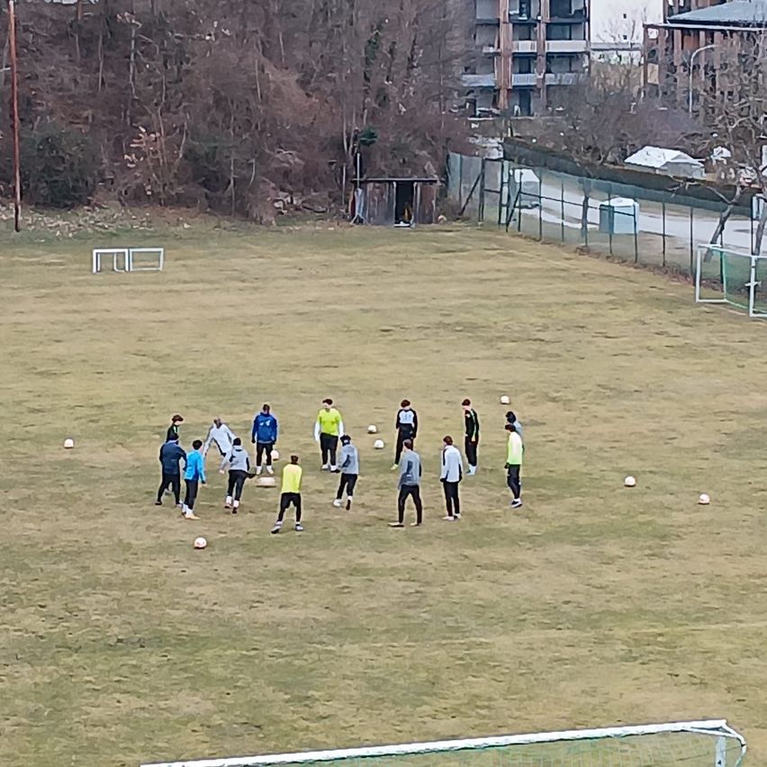 Bild enthält, People, Person, Baseball (Ball), Sport, Grass, Volleyball (Ball), Field, Football, Soccer Ball, Shoe