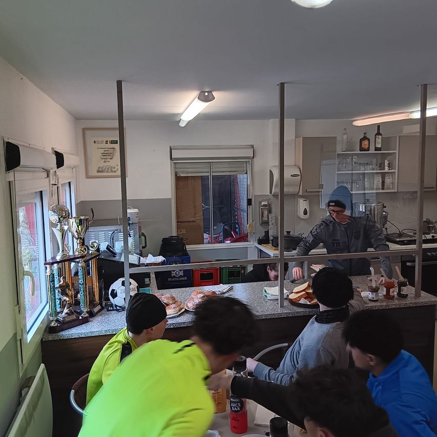 Bild enthält, Laboratory, Indoors, Adult, Male, Man, Person, Barbershop, People, Face, Head