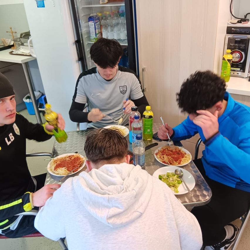 Bild enthält, Brunch, Food, Eating, Person, Adult, Male, Man