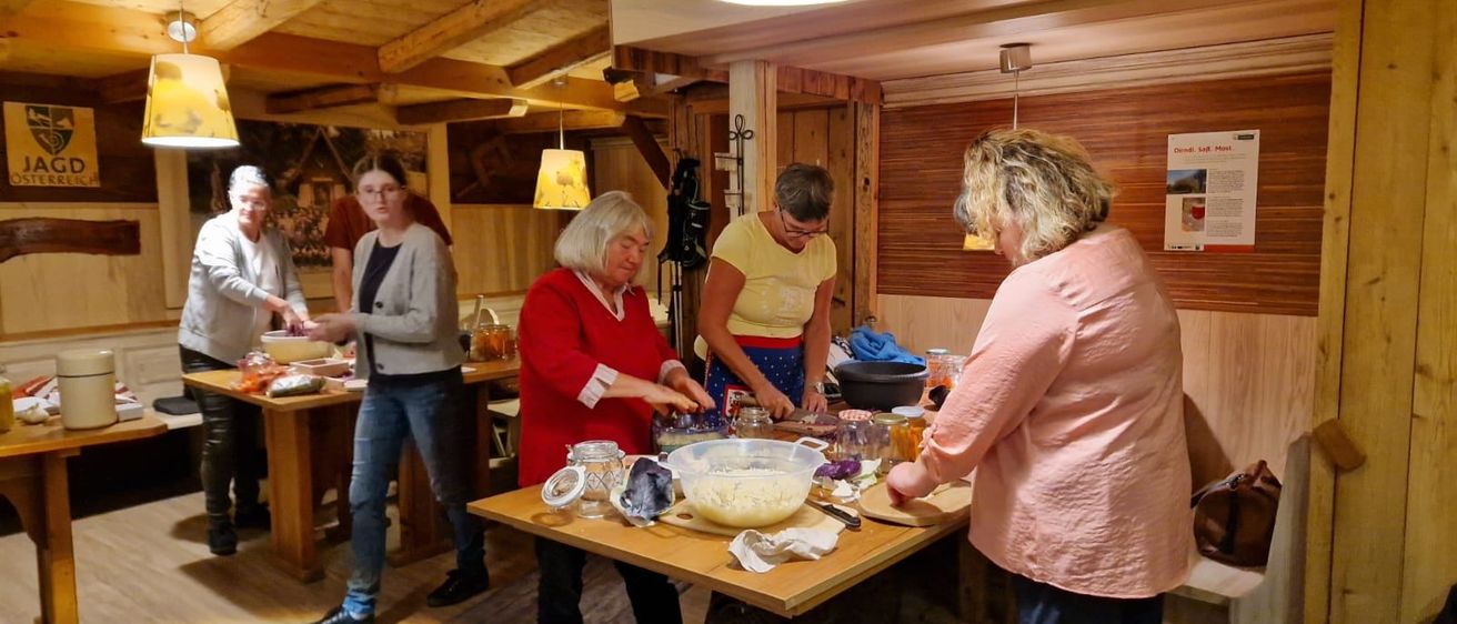 Bild enthält, Wood, Cafeteria, Restaurant, Meal, Plywood, Adult, Female, Person, Woman, Dining Table