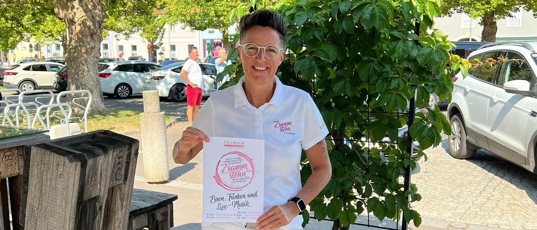 Bild enthält, Potted Plant, Planter, Portrait, Shorts, City, Street, Shelter, Path, Tree, T-Shirt