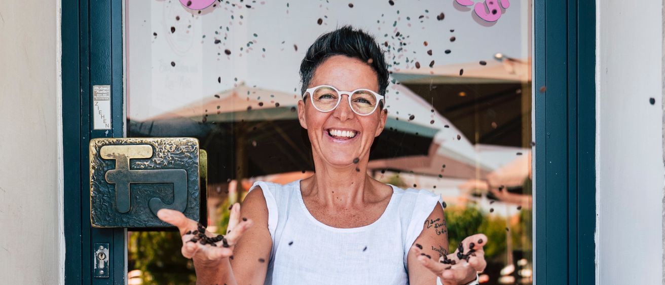 Bild enthält, Person, Sitting, Clothing, Shorts, Face, Happy, Head, Smile, Accessories, Glasses