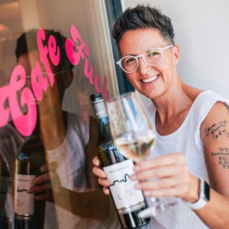 Bild enthält, Person, Accessories, Glasses, Face, Happy, Head, Smile, Beverage, Alcohol, Beer