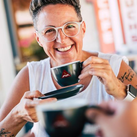Bild enthält, Face, Happy, Head, Person, Smile, Cup, Laughing, Accessories, Glasses