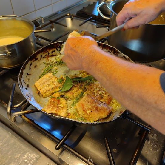 Bild enthält, Cooking Pan, Cookware, Cooking, Food, Stirring Food, Baby, Person