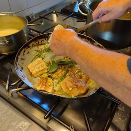 Bild enthält, Cooking Pan, Cookware, Cooking, Food, Stirring Food, Baby, Person