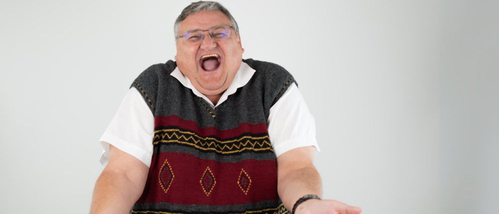 Bild enthält, Face, Head, Person, Adult, Male, Man, Angry, Finger, Accessories, Glasses