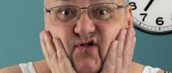 Bild enthält, Face, Person, Photography, Portrait, Adult, Male, Man, Glasses, Analog Clock, Wrist