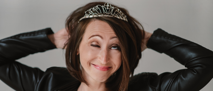 Bild enthält, Coat, Jacket, Accessories, Photography, Adult, Female, Person, Woman, Smile, Jewelry