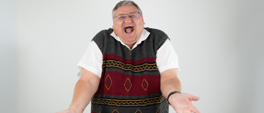 Bild enthält, Head, Person, Face, Adult, Male, Man, Angry, Body Part, Finger, Hand