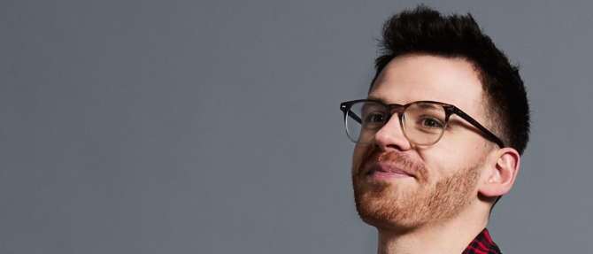 Bild enthält, Shirt, Face, Head, Person, Photography, Portrait, Smile, Adult, Male, Man