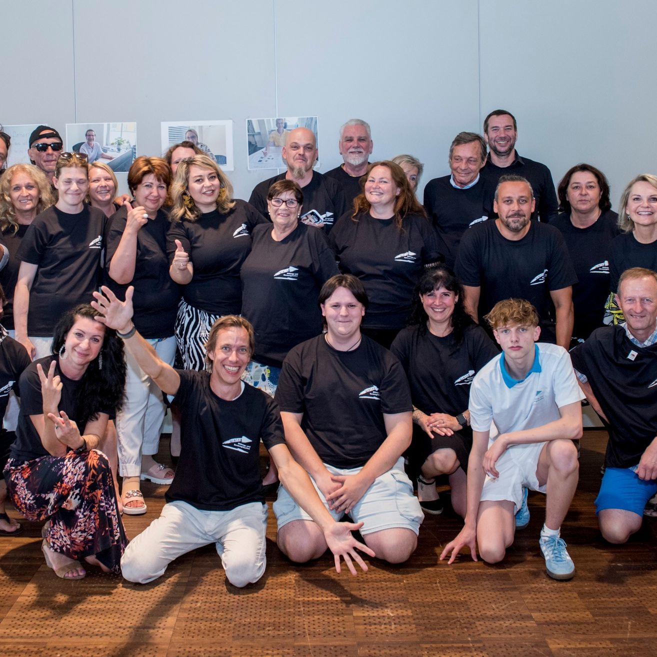 Bild enthält, Groupshot, Person, People, Adult, Female, Woman, Male, Man, Boy, Teen