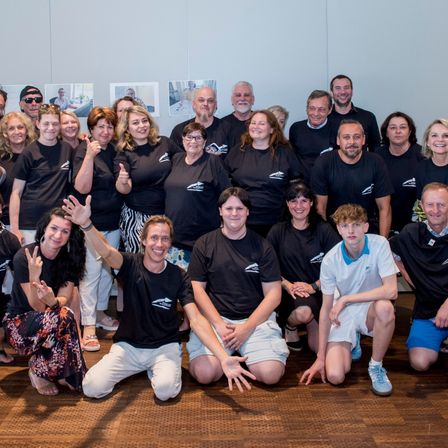 Bild enthält, Groupshot, Person, People, Adult, Female, Woman, Male, Man, Boy, Teen