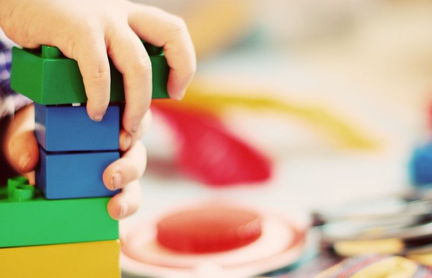 Bild enthält, Body Part, Finger, Hand, Person, Toy, Lego Set