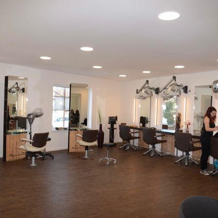 Bild enthält, Indoors, Adult, Female, Person, Woman, Beauty Salon, Chair, Furniture, Shoe, Monitor