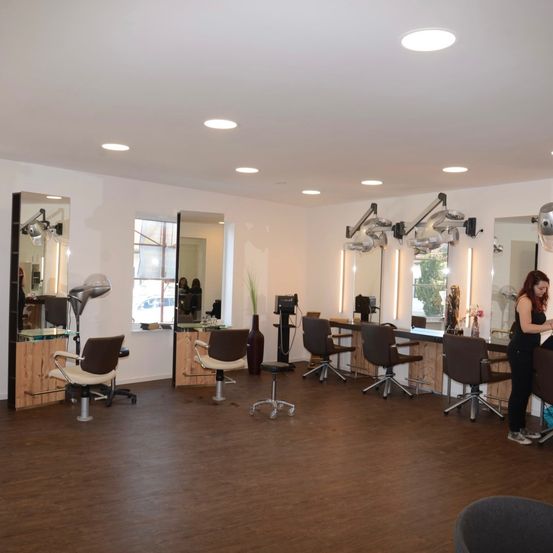 Bild enthält, Indoors, Adult, Female, Person, Woman, Beauty Salon, Chair, Furniture, Shoe, Monitor