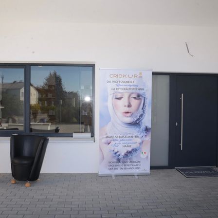 Bild enthält, Advertisement, Floor, Adult, Female, Person, Woman, Flooring, Poster, Chair, Interior Design