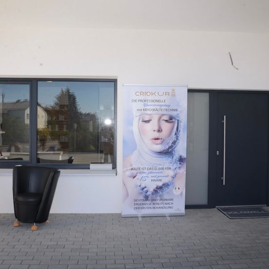 Bild enthält, Advertisement, Floor, Adult, Female, Person, Woman, Flooring, Poster, Chair, Interior Design