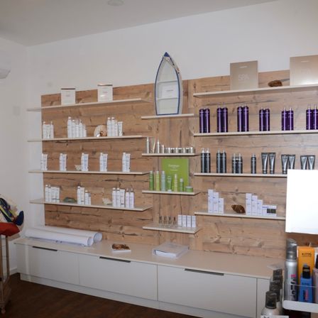Bild enthält, Indoors, Interior Design, Shelf, Architecture, Building, Furniture, White Board, Wood