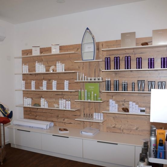 Bild enthält, Indoors, Interior Design, Shelf, Architecture, Building, Furniture, White Board, Wood