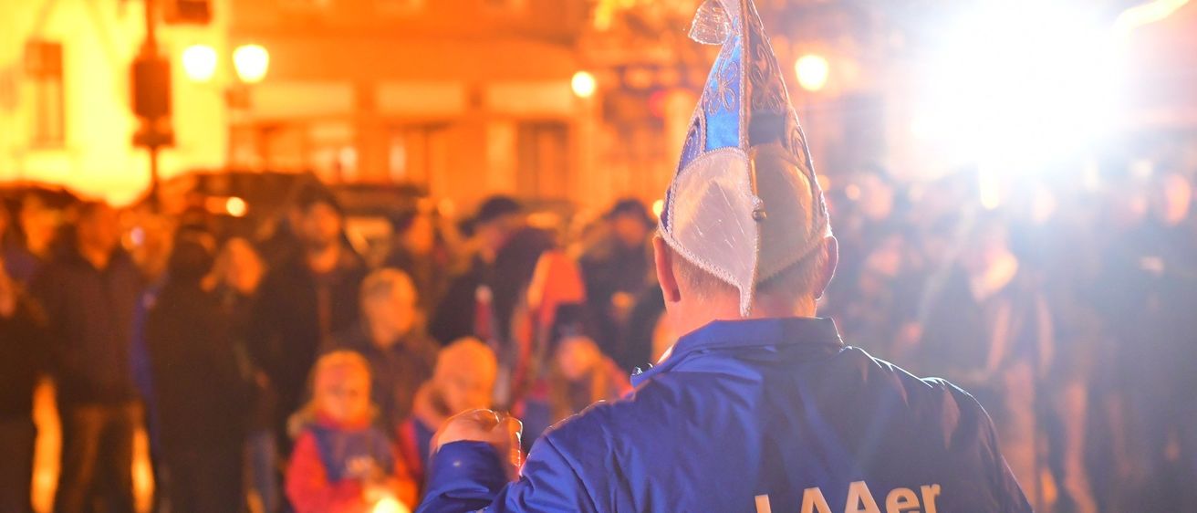 Bild enthält, Lighting, Hat, People, Person, Adult, Male, Man, Urban, Face, Vigil
