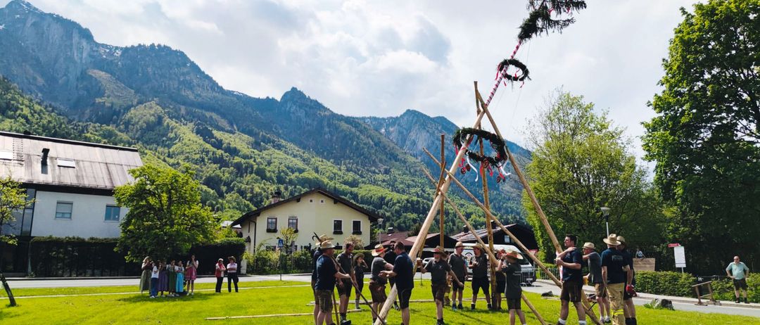 Bild enthält, Grass, People, Person, Outdoors, Nature, Park, Vegetation, Spear, Neighborhood