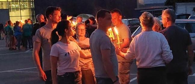 Bild enthält, People, Person, Urban, Adult, Male, Man, Female, Woman, Vigil, Shoe