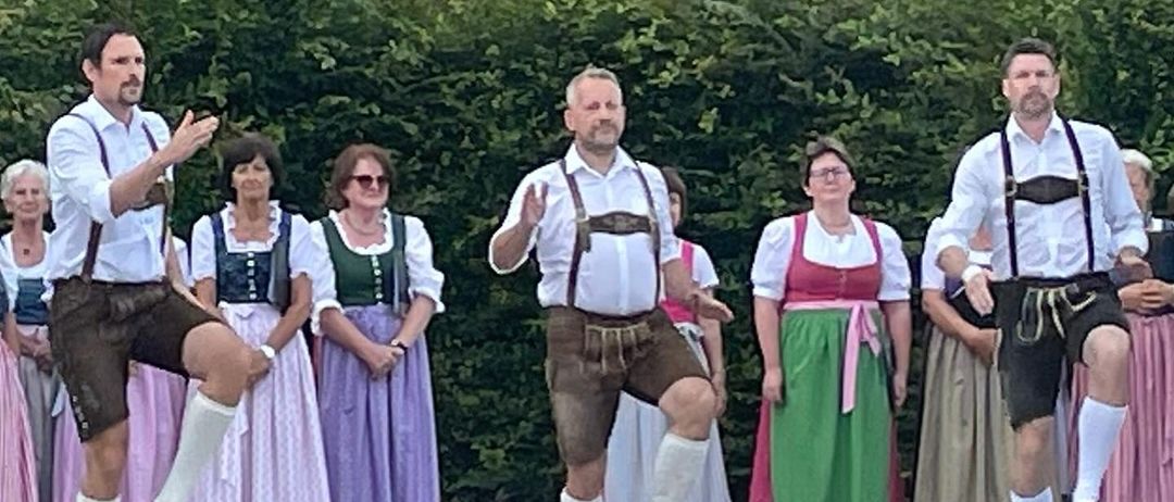 Bild enthält, People, Person, Adult, Male, Man, Footwear, Shoe, Glasses, Shorts, Flash Mob