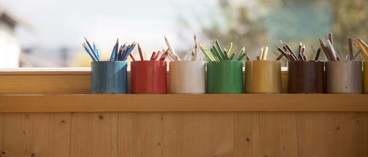 Bild enthält, Window, Windowsill, Furniture, Pencil