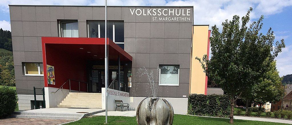 Bild enthält, Architecture, Fountain, Water, Building, City, Urban, Person, Bench, Furniture