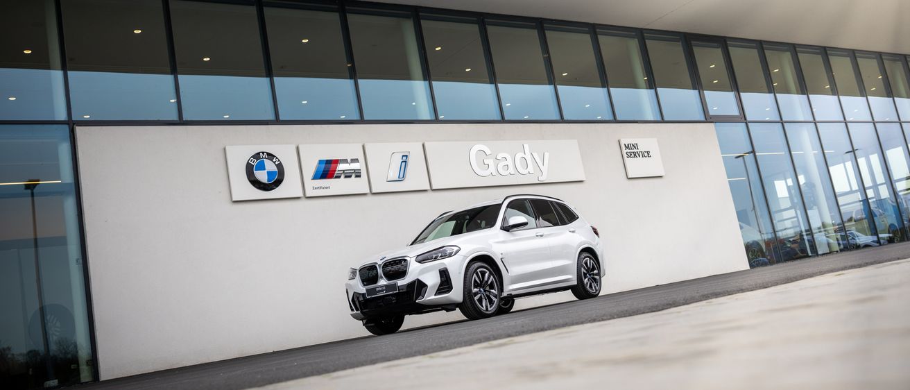 Bild enthält, Car, Car Dealership, Transportation, Vehicle, Machine, Wheel, Alloy Wheel, Tire, Architecture, Building