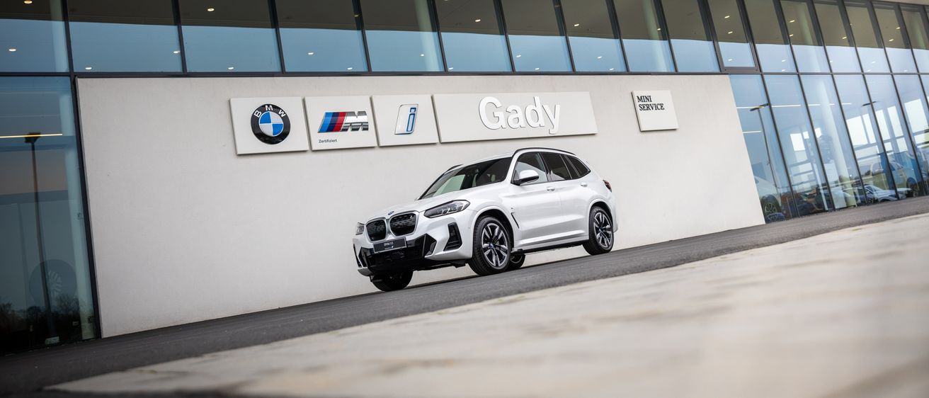 Bild enthält, Car, Car Dealership, Transportation, Vehicle, Machine, Wheel, Alloy Wheel, Tire, Architecture, Building