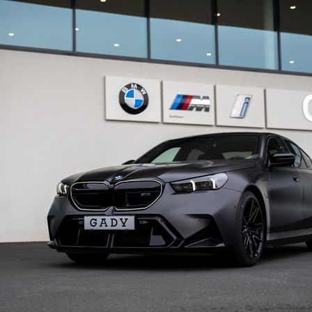 Bild enthält, Car, Transportation, Vehicle, Machine, Wheel, Alloy Wheel, Spoke, Tire, Car Dealership, Bumper