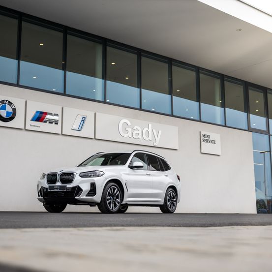 Bild enthält, Car, Car Dealership, Transportation, Vehicle, Alloy Wheel, Car Wheel, Machine, Spoke, Tire, Wheel