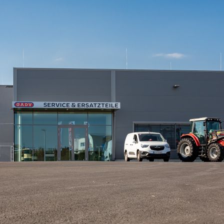 Bild enthält, Architecture, Building, Car, Transportation, Vehicle, Machine, Wheel, Car Dealership, Alloy Wheel, Tire