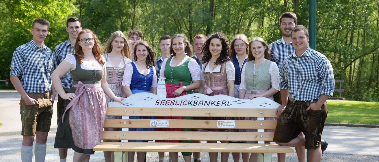 Bild enthält, Grass, Park, People, Portrait, Bench, Blouse, Groupshot, Pants, Vegetation, Skirt