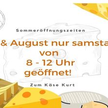 Ein Plakat mit einer Käsescheiben-Grafik, das die Sommeröffnungszeiten ankündigt und spezifiziert, dass die August-Öffnungszeiten nur samstags von 8 bis 12 Uhr sind. Es steht 'Geöffnet zu Käse Kurt.'